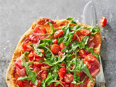 pizza mit rucola und parmaschinken